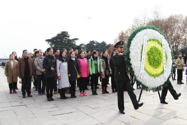 图为ky开云网页版app全体党员为烈士敬献花圈。 记者 戴云 摄.jpg 图为ky开云网页版app全体党员为烈士敬献花圈。 记者 戴云 摄.jpg