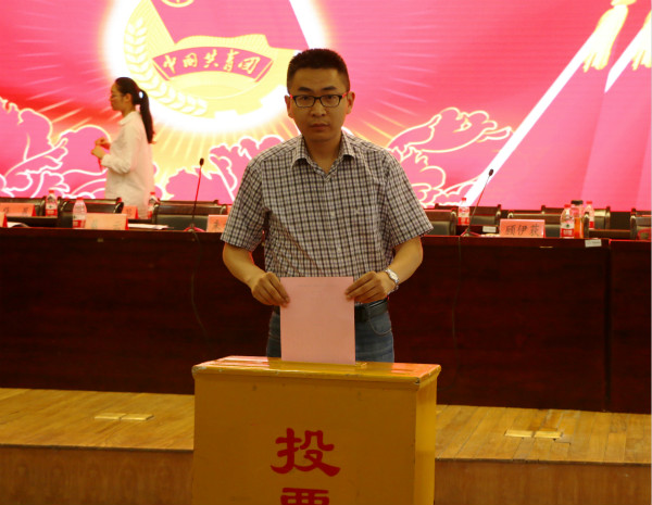 2017年6月1号ky开云网页版app换届大会 张舒婷6_meitu_5.jpg