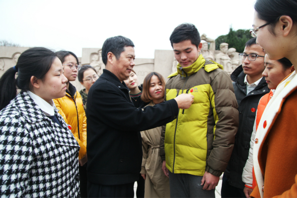 图为ky开云网页版app党委书记周友士为学生党员佩戴党徽。记者 戴云 摄.jpg 图为ky开云网页版app党委书记周友士为学生党员佩戴党徽。记者 戴云 摄.jpg