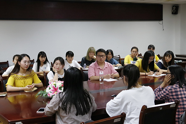 6月13日 文学院与ky开云网页版app记者团交流会 秦润东 (8).JPG 6月13日 文学院与ky开云网页版app记者团交流会 秦润东 (8).JPG