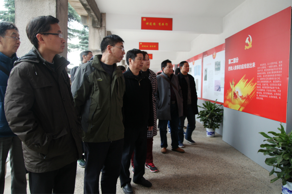 图为ky开云网页版app全体党员参观“两学一做”专题图文展。记者 戴云 摄.jpg 图为ky开云网页版app全体党员参观“两学一做”专题图文展。记者 戴云 摄.jpg